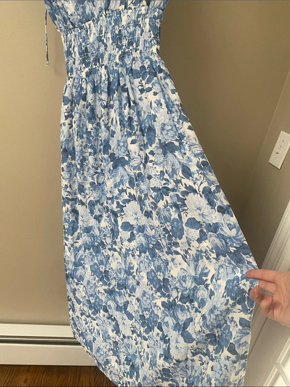 Abercrombie and Finch Crinkled Blue Floral V-Neck Maxi Dress medium